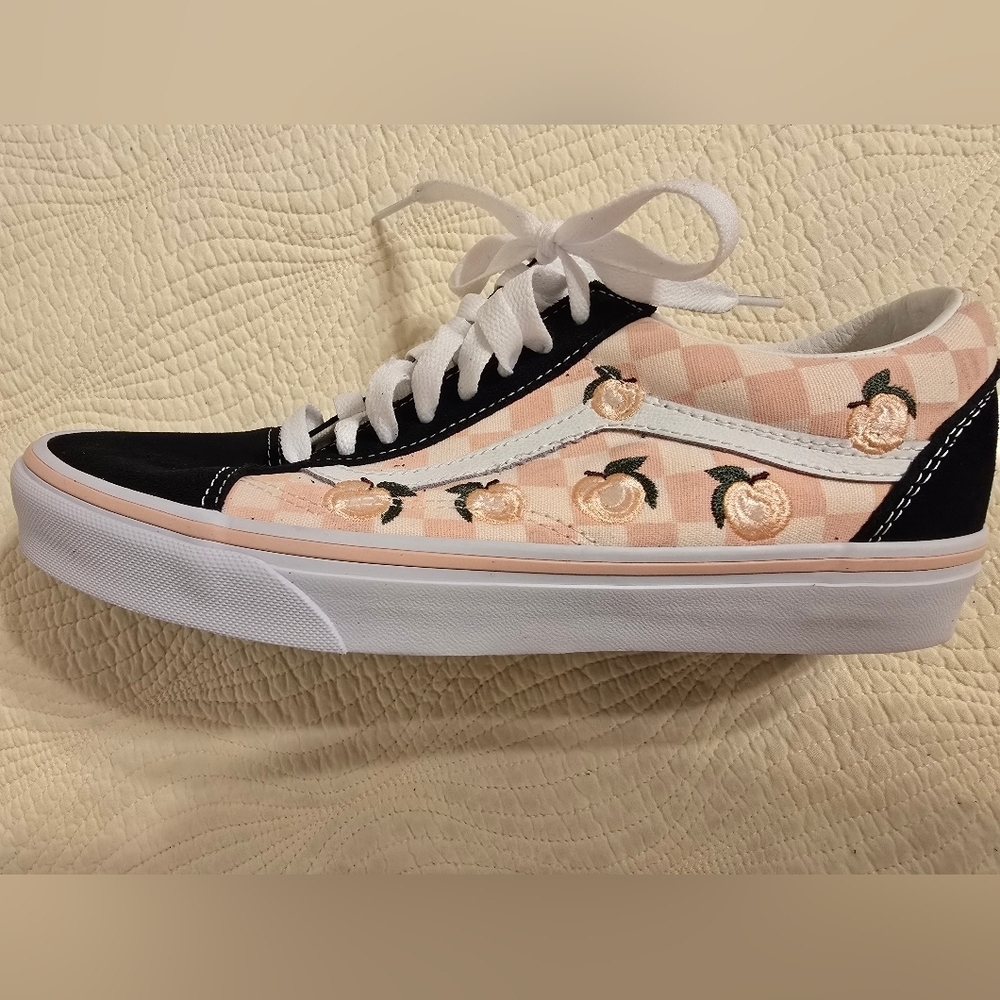 NIB Vans Old Skool Skater Sneaker With Embroidered Peaches Design - Picture 10 of 13